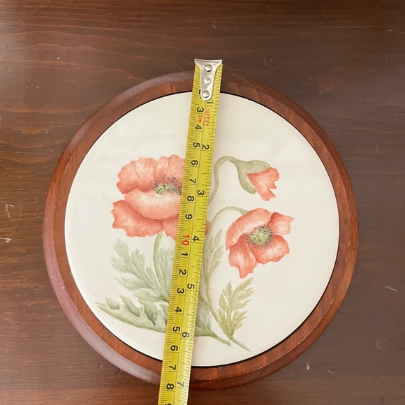 Vintage porcelain and wooden round floral wall art - Picture 4 of 7